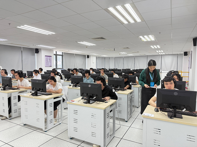 图为广东省考区综合笔试考试现场