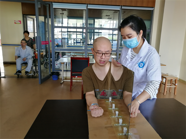 图为徐蒙积极复健