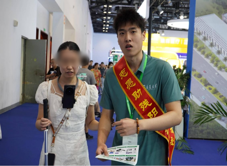 图为同学们正在提供志愿者服务
