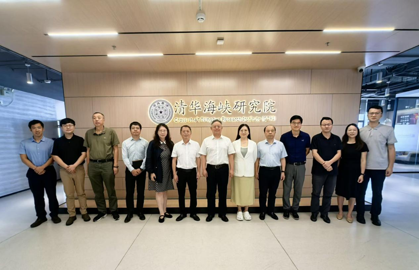 图为参观交流