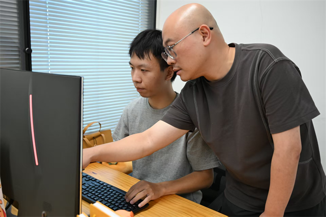 图为徐蒙做业务指导