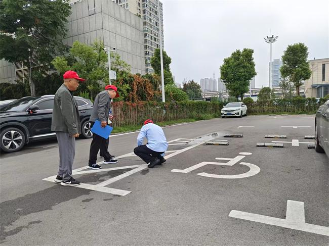 图为学员们在户外开展无障碍设施体验实操活动