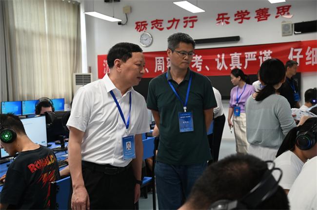 图为巡视考场