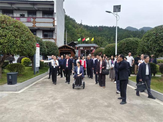 图为现场观摩