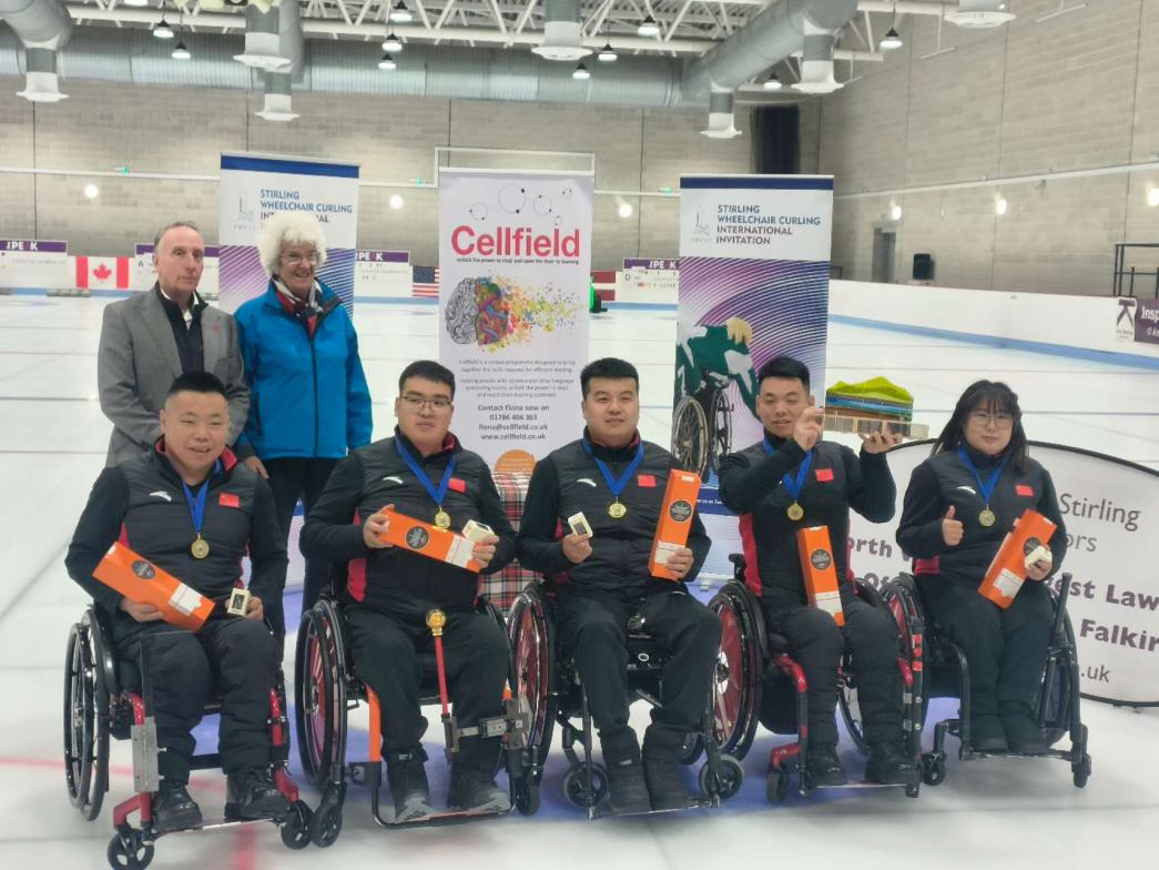 图为中国队在混合四人项目中获得金牌