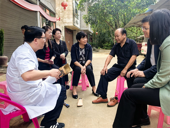 图为自治区残联领导走访慰问受助残疾边民代表