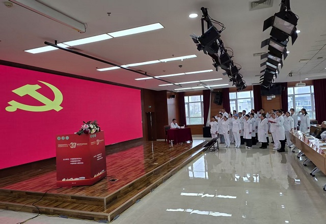 图为新发展党员与预备党员进行入党宣誓