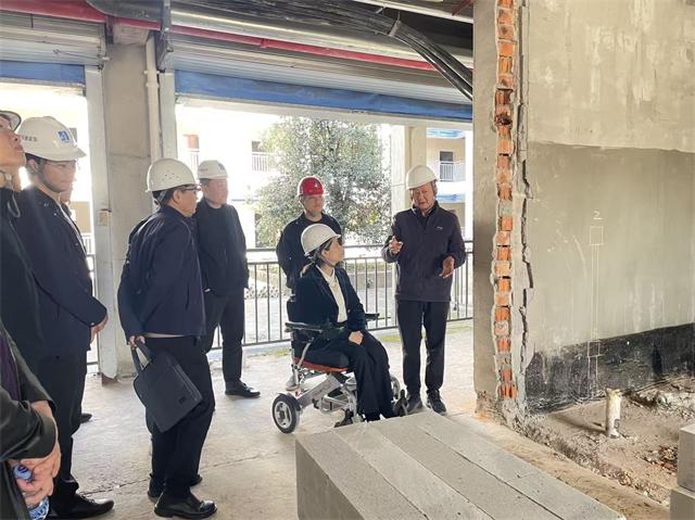 图为实地察看施工现场