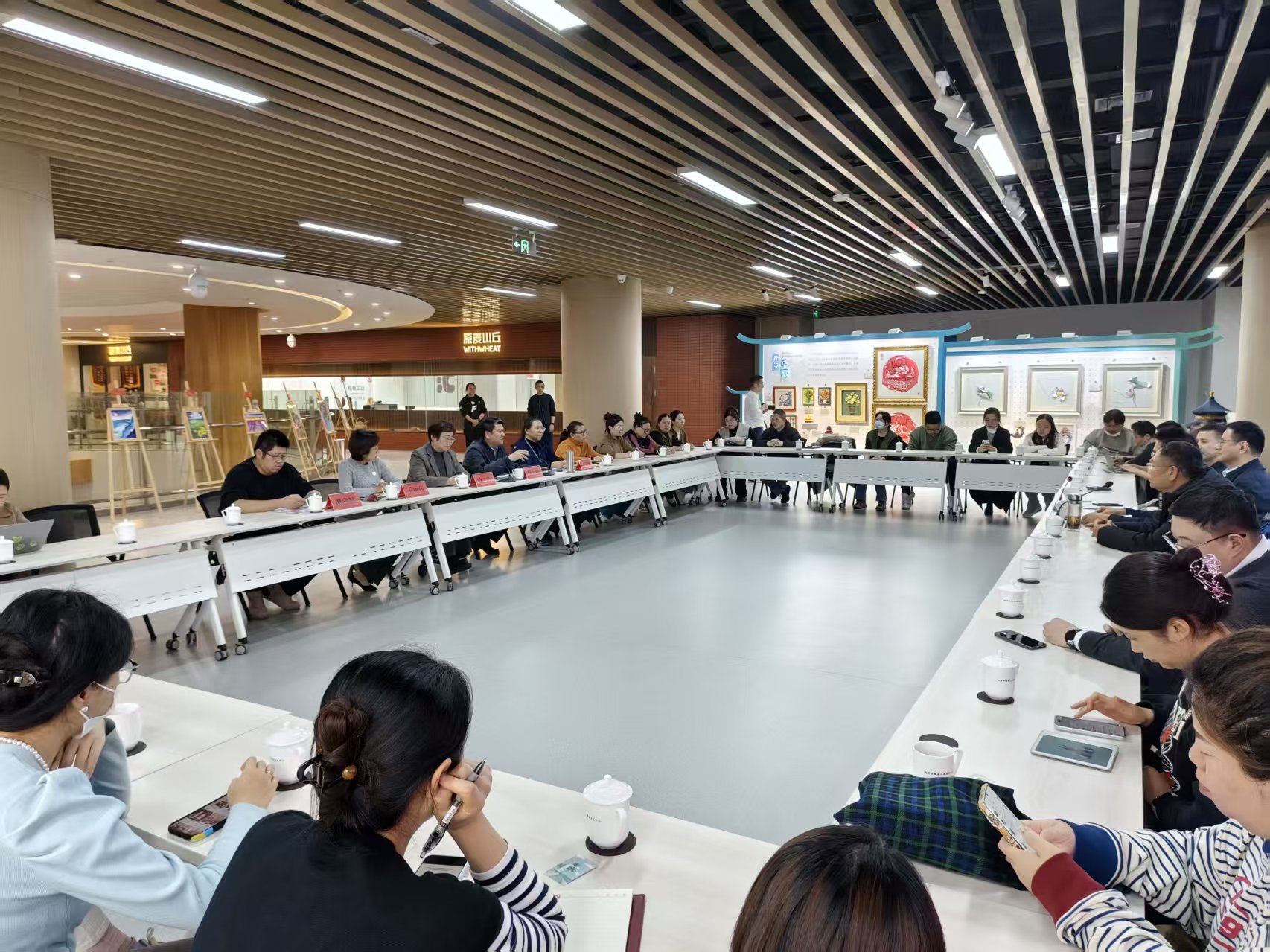 图为座谈会现场