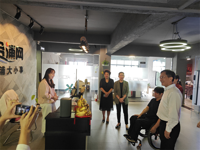 图为调研组在合浦网平台公司调研