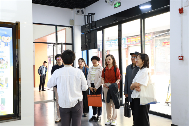 图为专家组在南宁市爱华小学了解融合教育情况