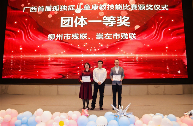 图为许健强为获得团体一等奖单位颁奖