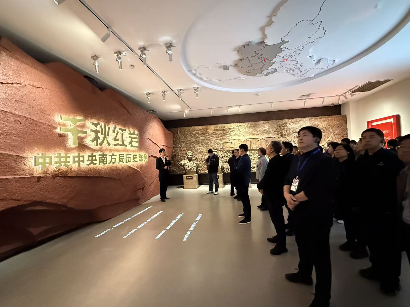 图为参观红岩革命纪念馆