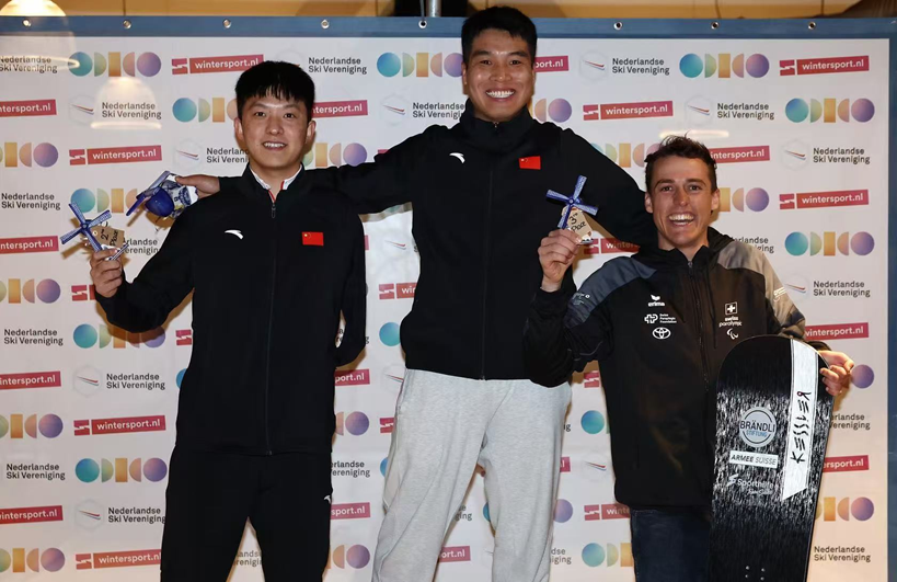 图为男子UL级运动员夺得金牌和银牌