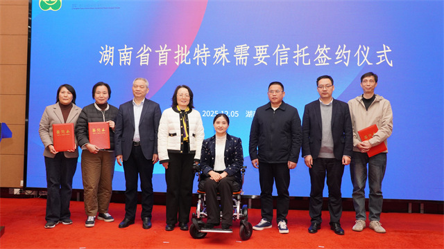 图为签约仪式现场