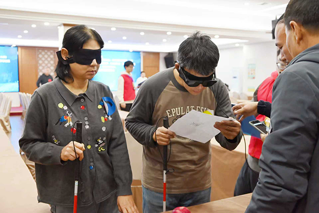 图为选手使用AI智能眼镜读取竞赛题目