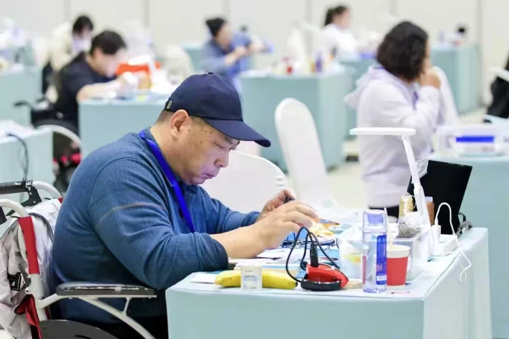 图为辽宁省选手参加职业技能大赛