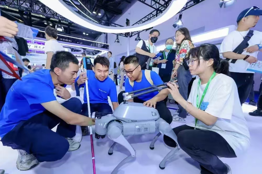 图为科技助残成果展示