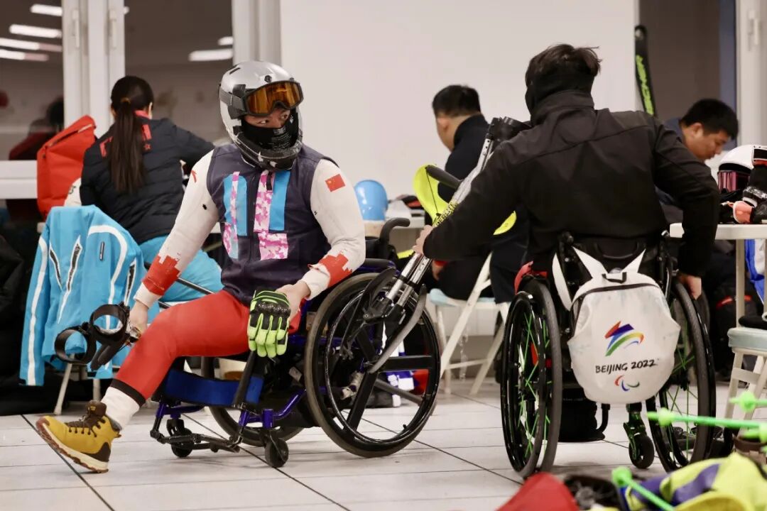图为国家残奥高山滑雪队的队员们在训练前整理装备