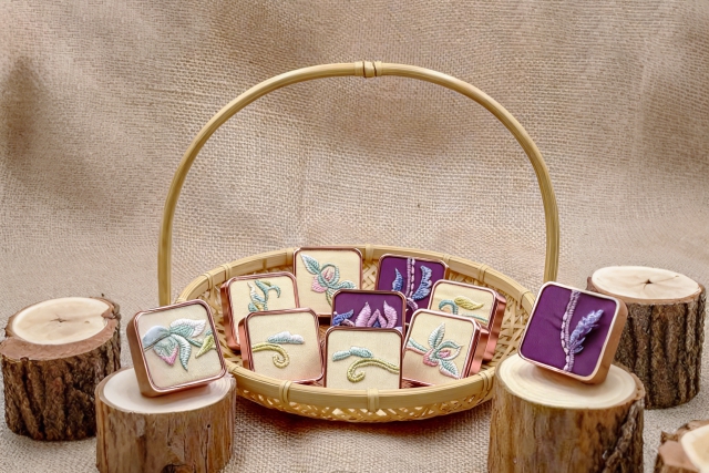 79 仡佬族豌豆花车载香薰.jpg