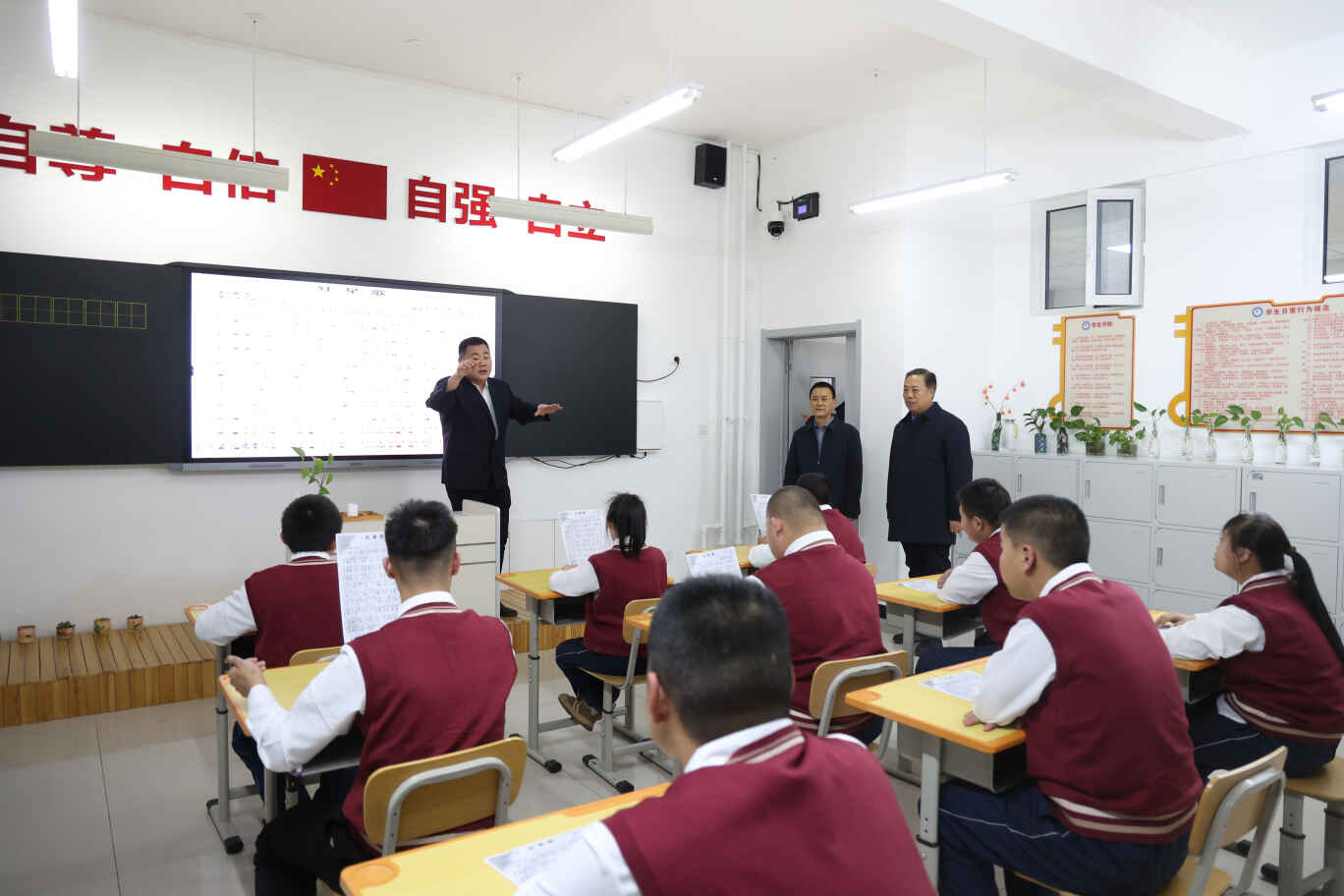 图为调研市特殊教育学校