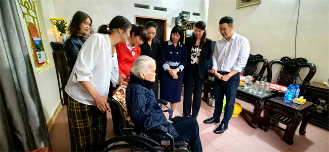 图为拜访越南谅山辅助器具受助残疾人