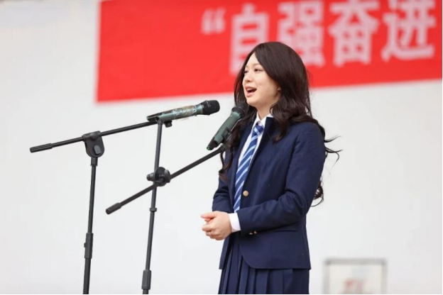 图为报告会现场图