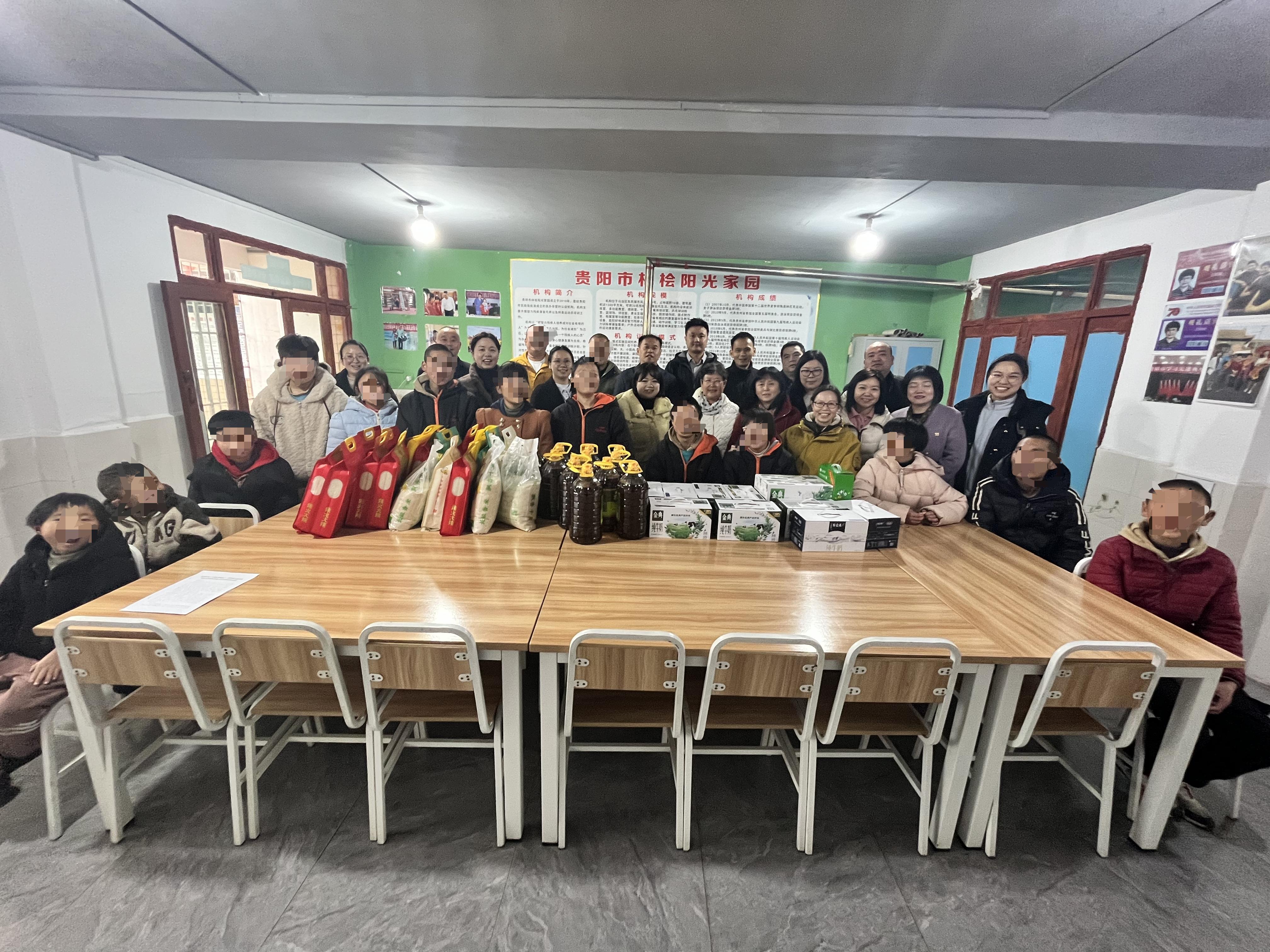 图为与智力障碍儿童合影