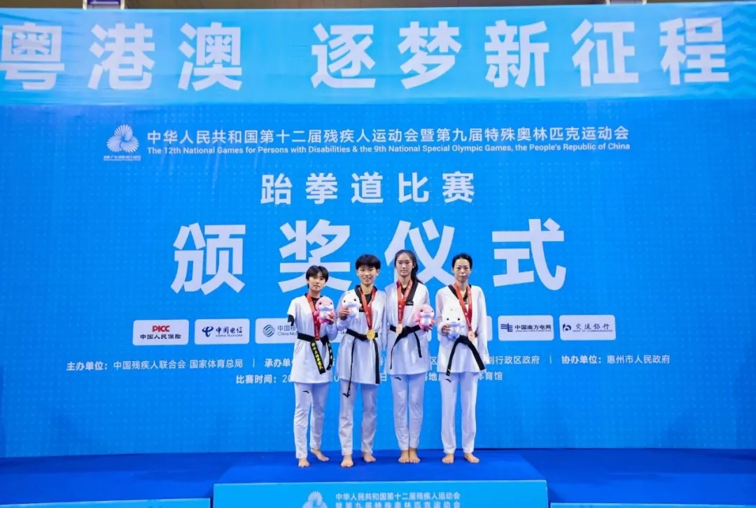 图为刘婷婷摘得奖牌