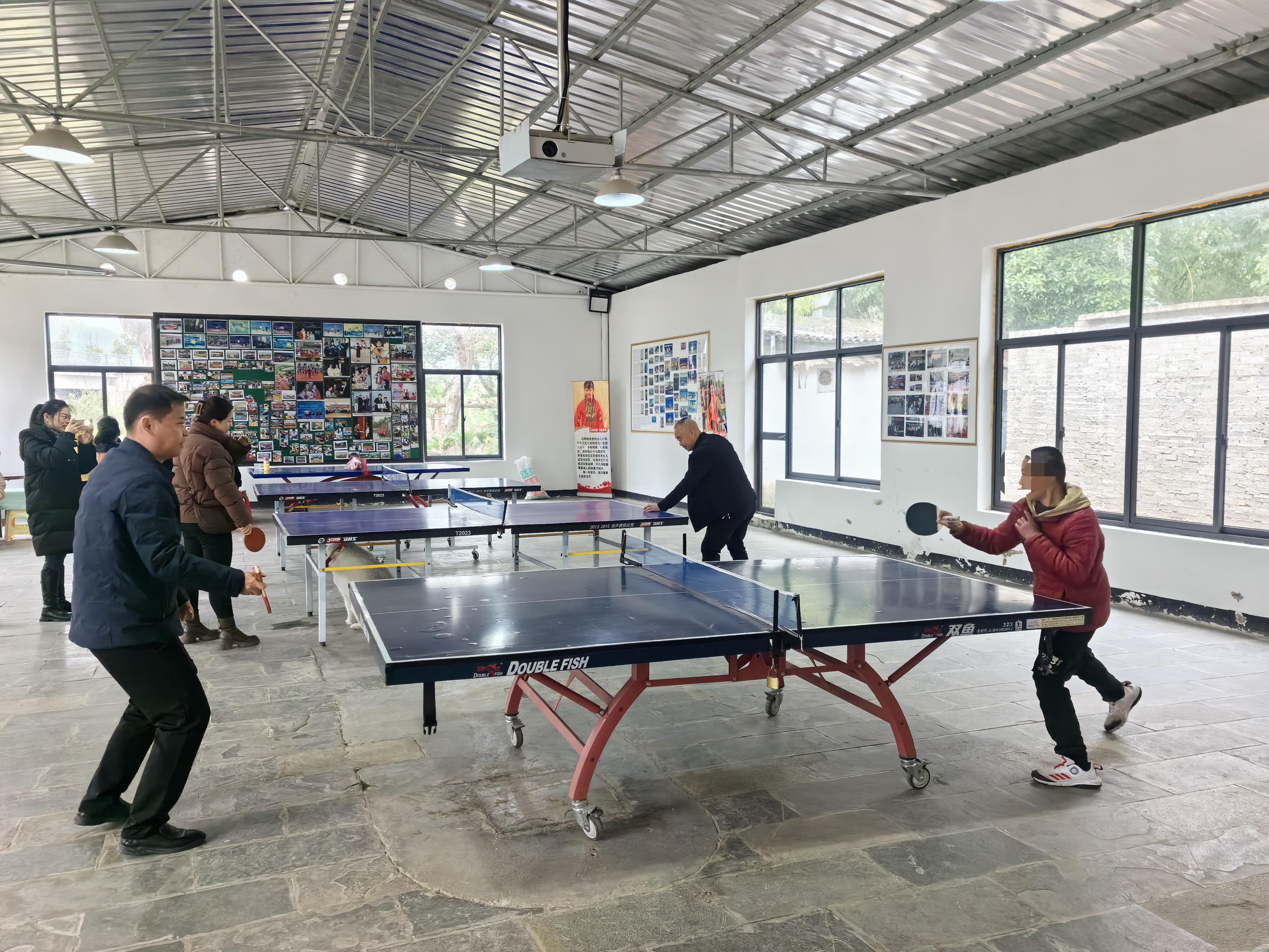 图为与特奥健儿趣味乒乓球比赛