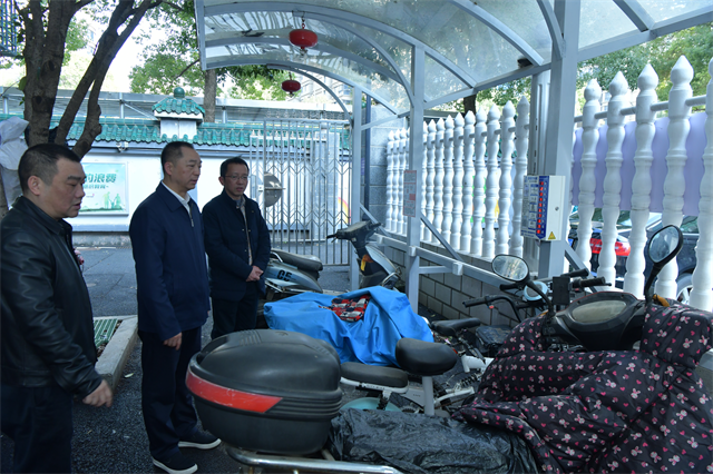 图为省残联党组书记黄进良对省残疾人康复研究中心开展安全生产暗访