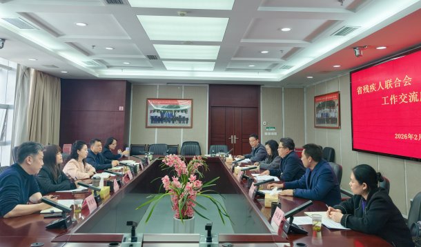图为座谈会现场 图为座谈会现场
