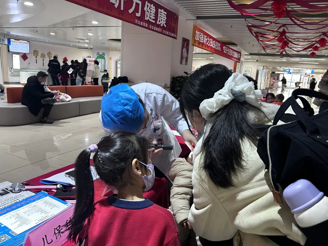 图为专家义诊
