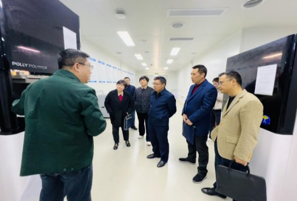 图为省科学院技术人员讲解3D打印技术