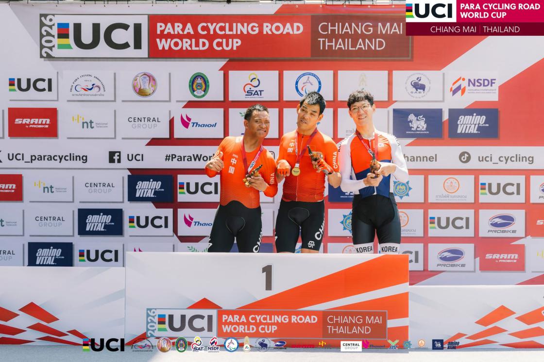 图为运动员颁奖