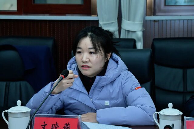 图为十四届全国人大代表、残奥会冠军文晓燕发言