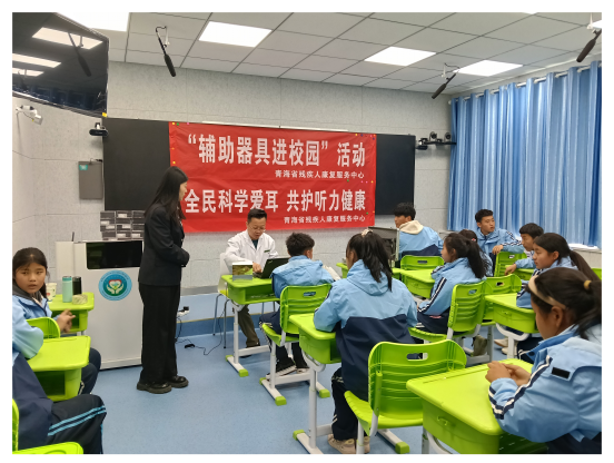 图为中心专业人员在黄南州特校为听障学生验配助听器