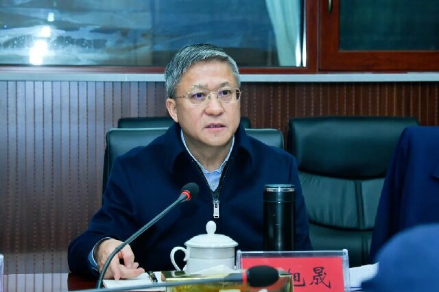 图为省人大常委会副主任胡旭晟出席会议并讲话 图为省人大常委会副主任胡旭晟出席会议并讲话