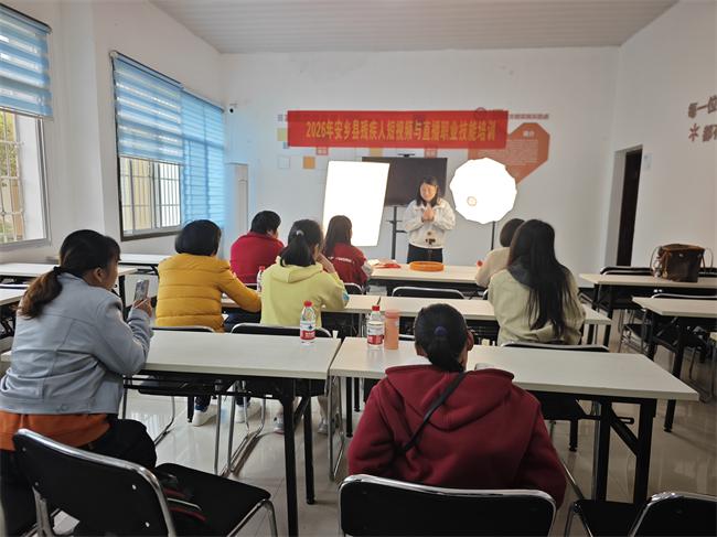 图为培训班现场