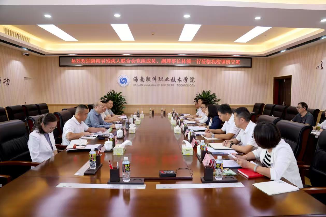 图为调研组在海南软件职业技术学院调研 图为调研组在海南软件职业技术学院调研