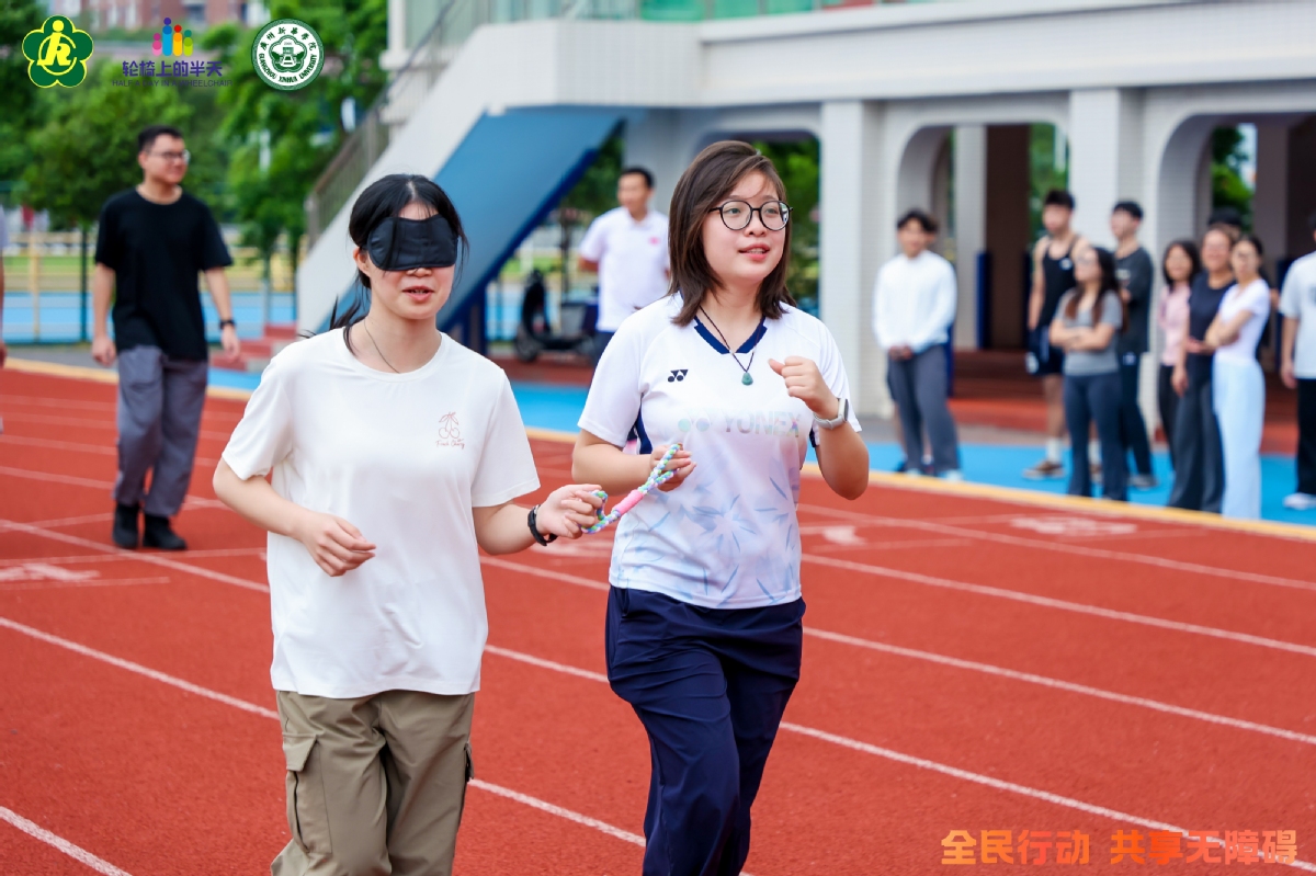 图为活动现场 图为活动现场