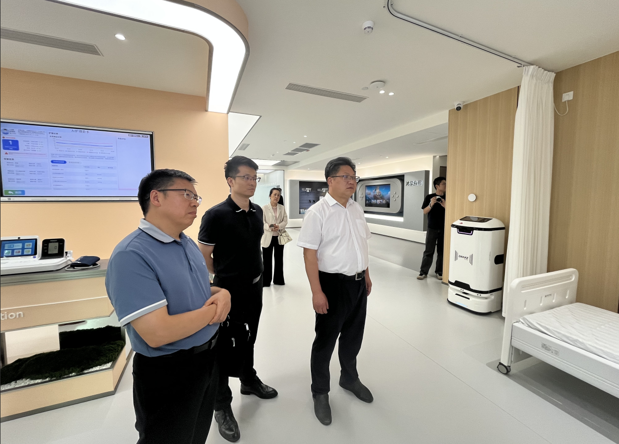 图为周代军在华为深圳代表处调研 图为周代军在华为深圳代表处调研