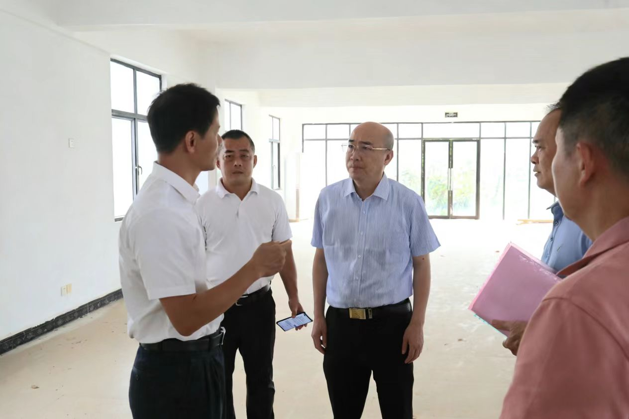 图为调研组实地查看临高县残疾人康复托养中心 图为调研组实地查看临高县残疾人康复托养中心