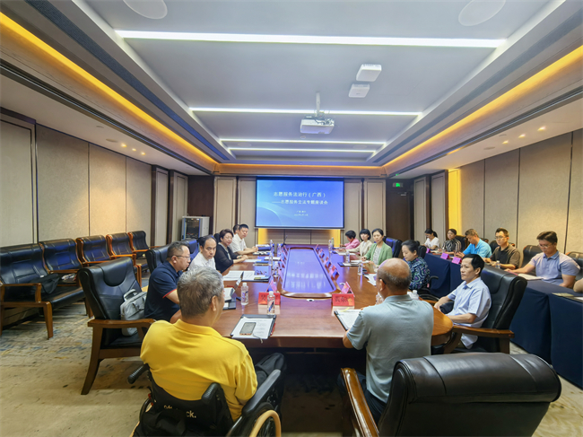 图为座谈会现场 图为座谈会现场