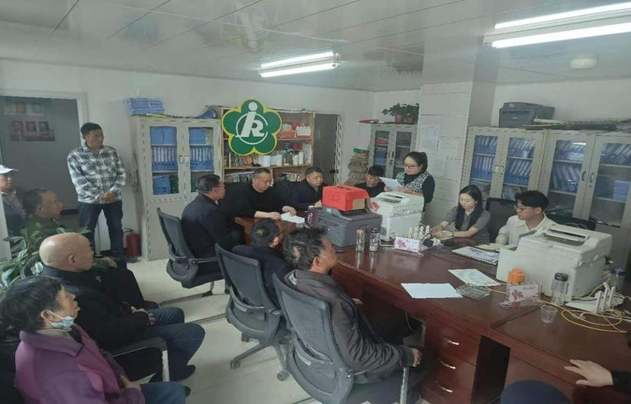 图为村残协换届现场