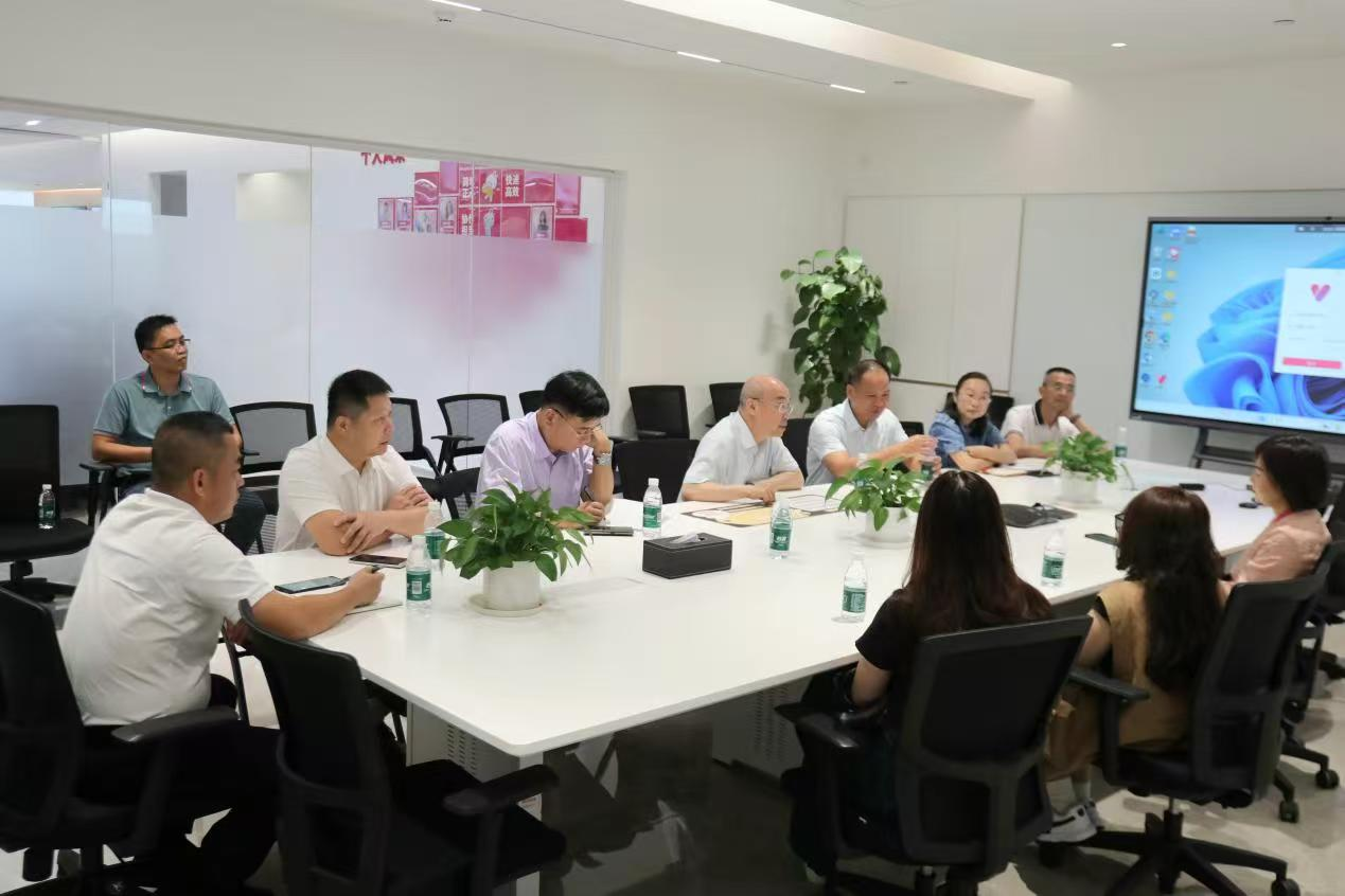 图为调研组在唯品会(海南)电子商务有限公司调研 图为调研组在唯品会(海南)电子商务有限公司调研