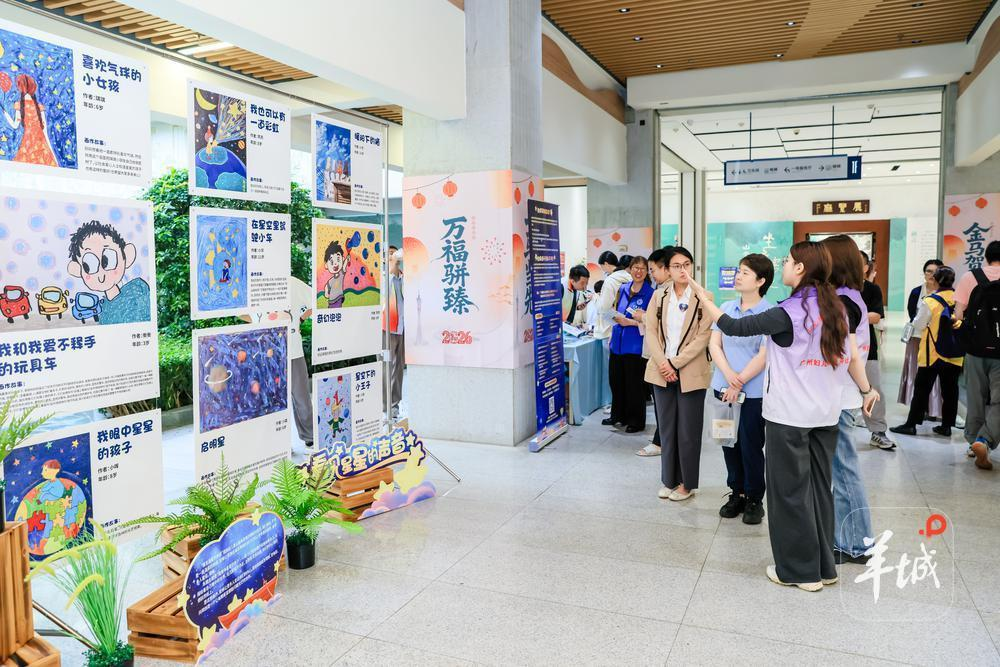 图为现场设置了孤独症儿童美术作品展 图为现场设置了孤独症儿童美术作品展