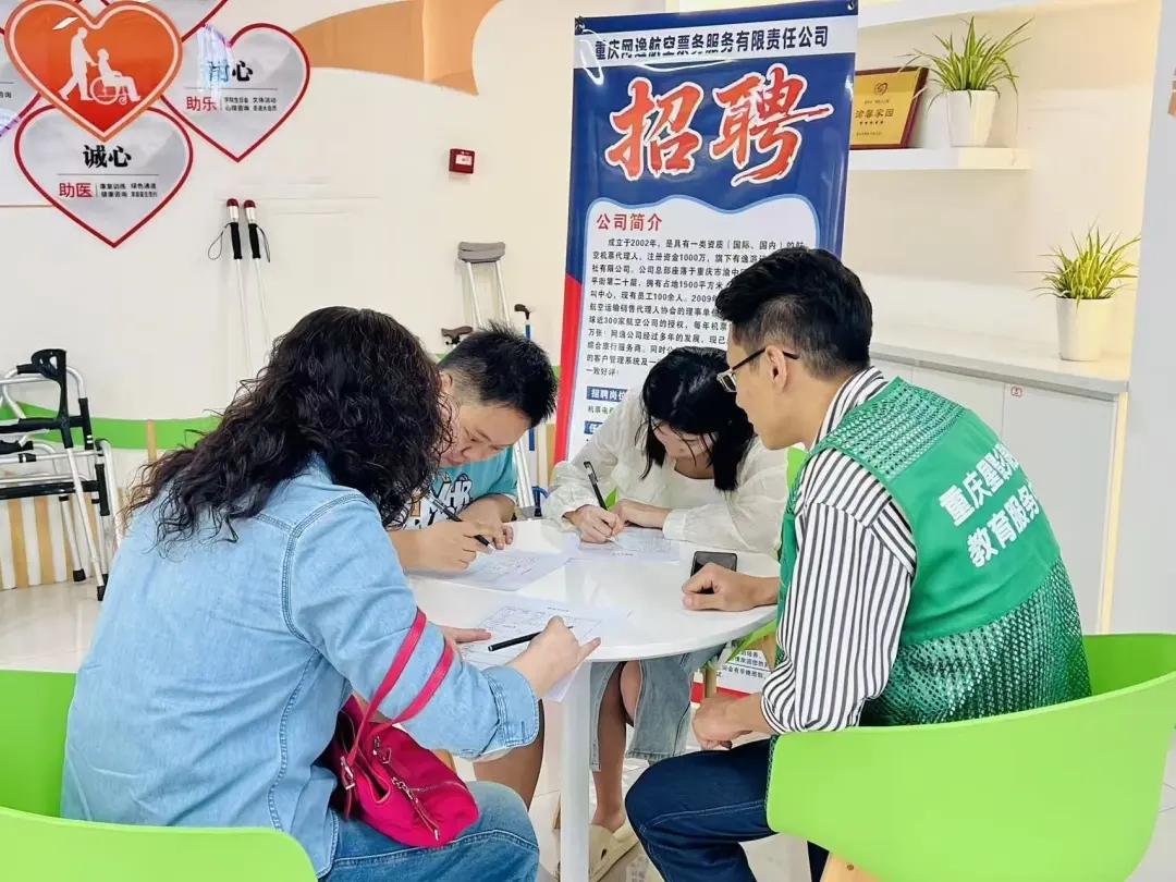 图为招聘活动现场