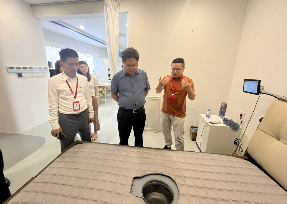 图为周代军在深圳市东部辅助器具智慧体验中心调研 图为周代军在深圳市东部辅助器具智慧体验中心调研