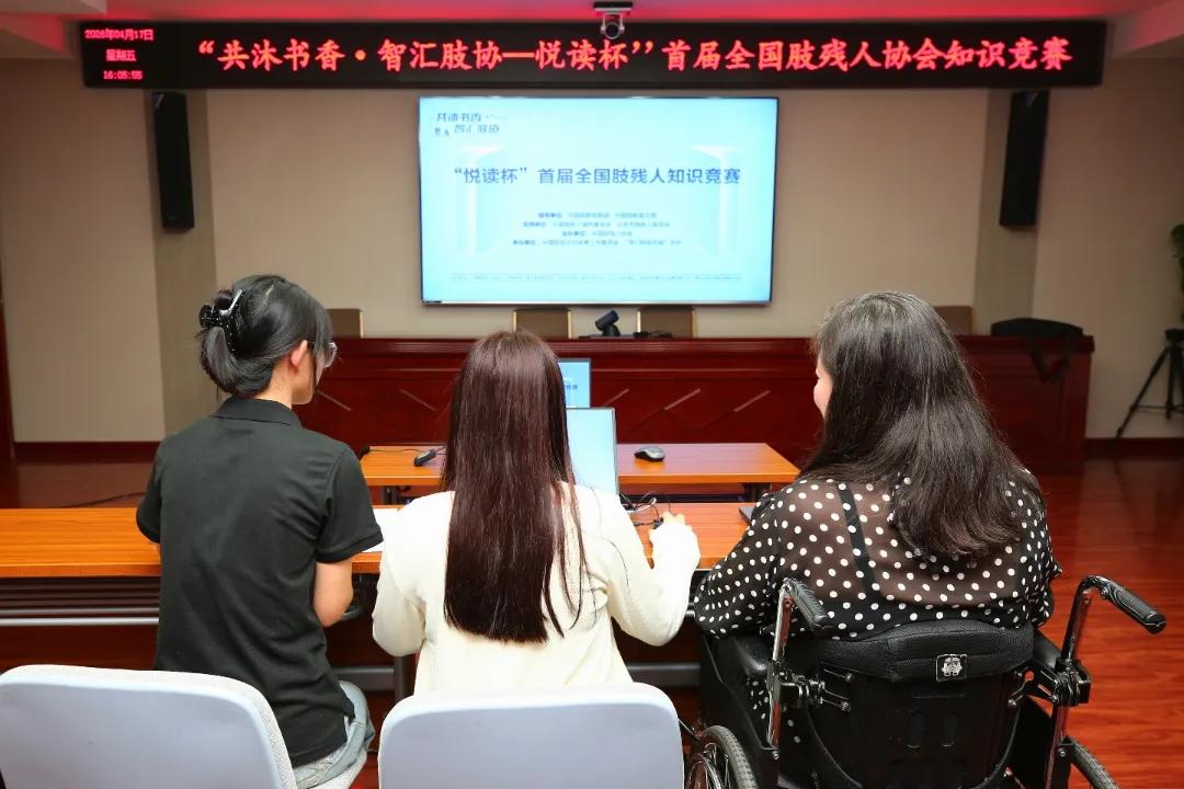 图为竞赛现场 图为竞赛现场